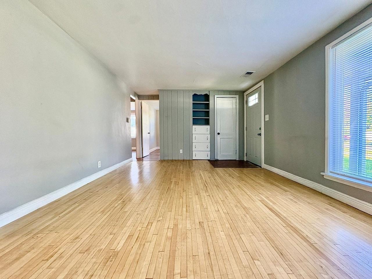 826 W Bryan St - Photo 3 of 13