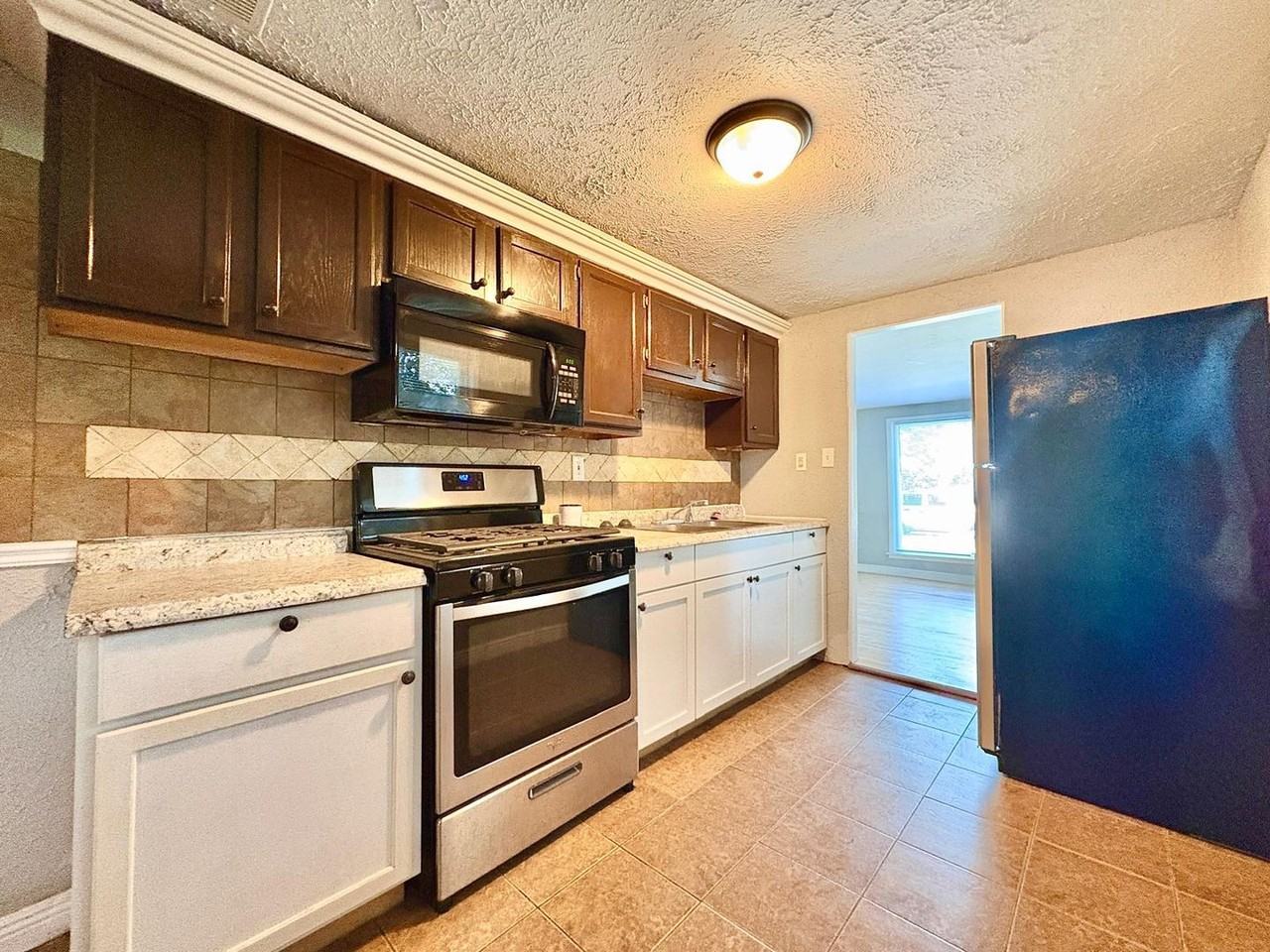826 W Bryan St - Photo 4 of 13