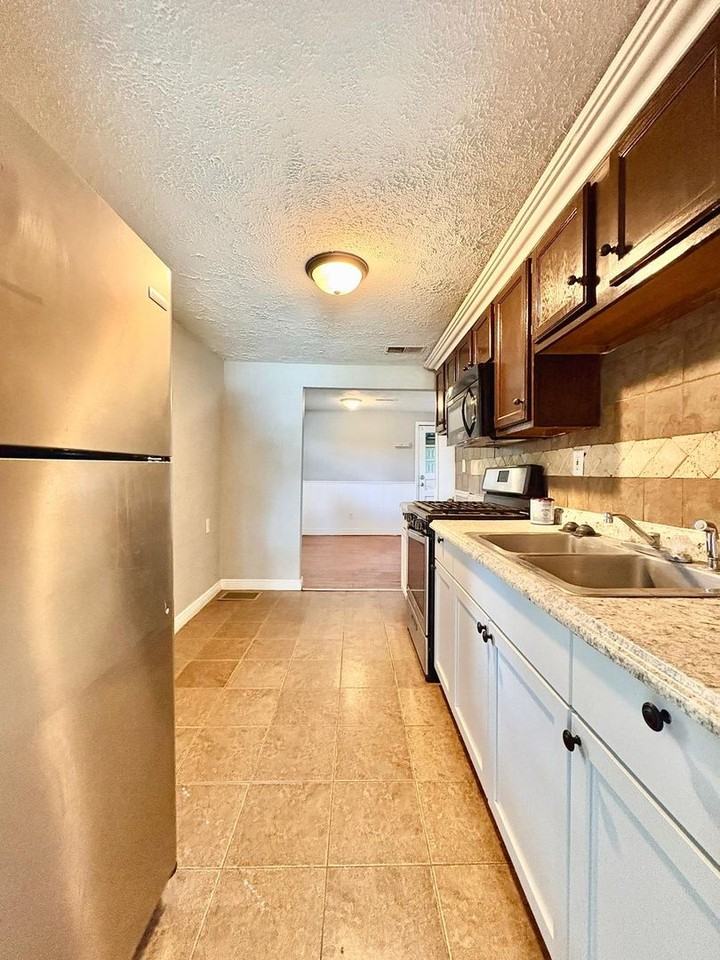 826 W Bryan St - Photo 5 of 13
