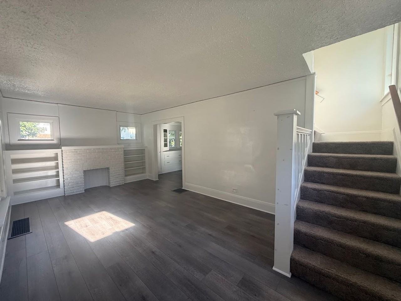 560 Lovers Ln - Photo 2 of 12