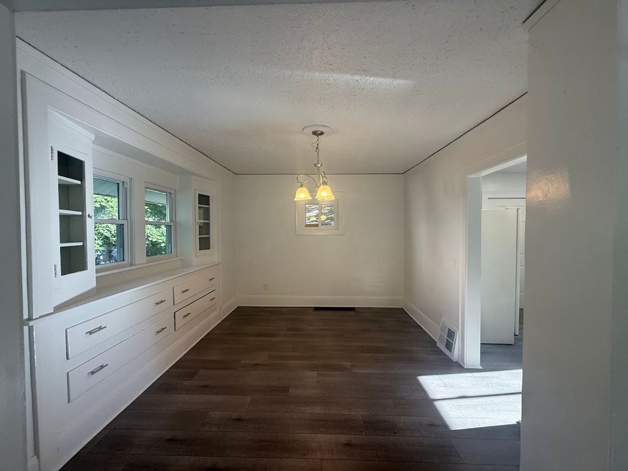 560 Lovers Ln - Photo 3 of 12