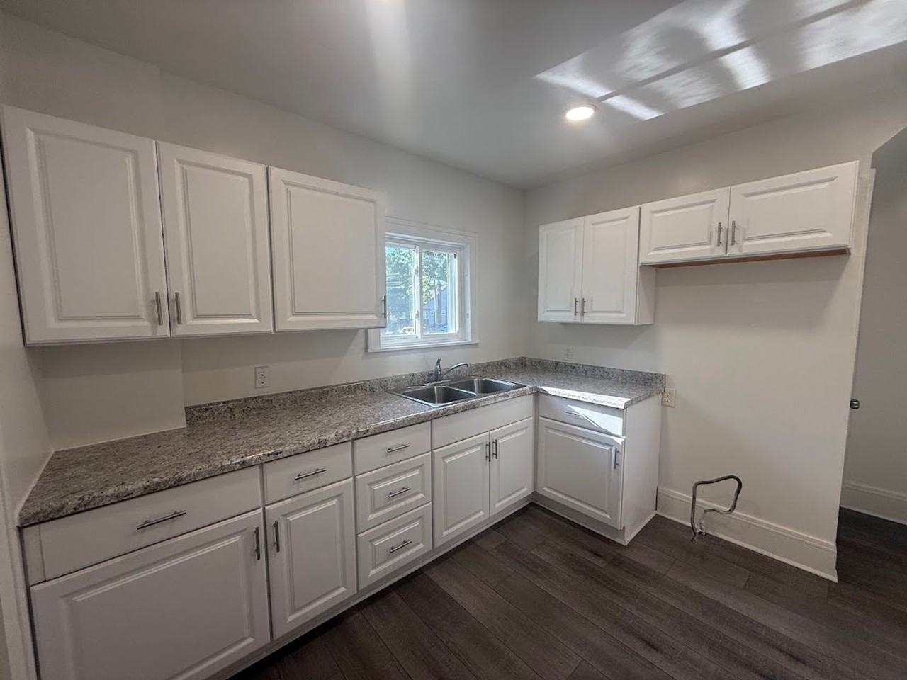 560 Lovers Ln - Photo 4 of 12