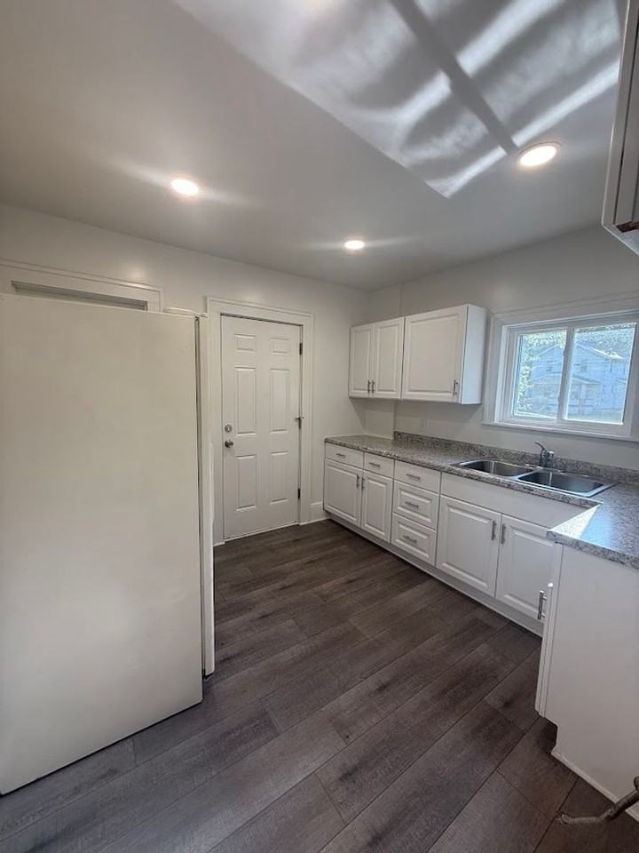 560 Lovers Ln - Photo 5 of 12