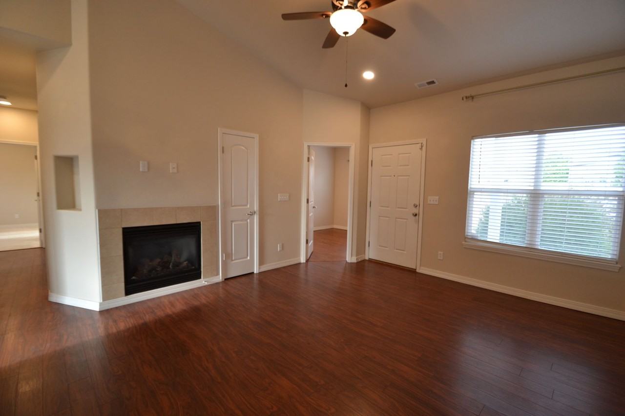 1924 Lillian Way - Photo 3 of 17