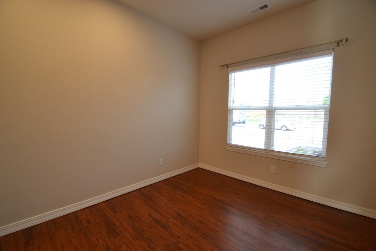 1924 Lillian Way - Photo 4 of 17