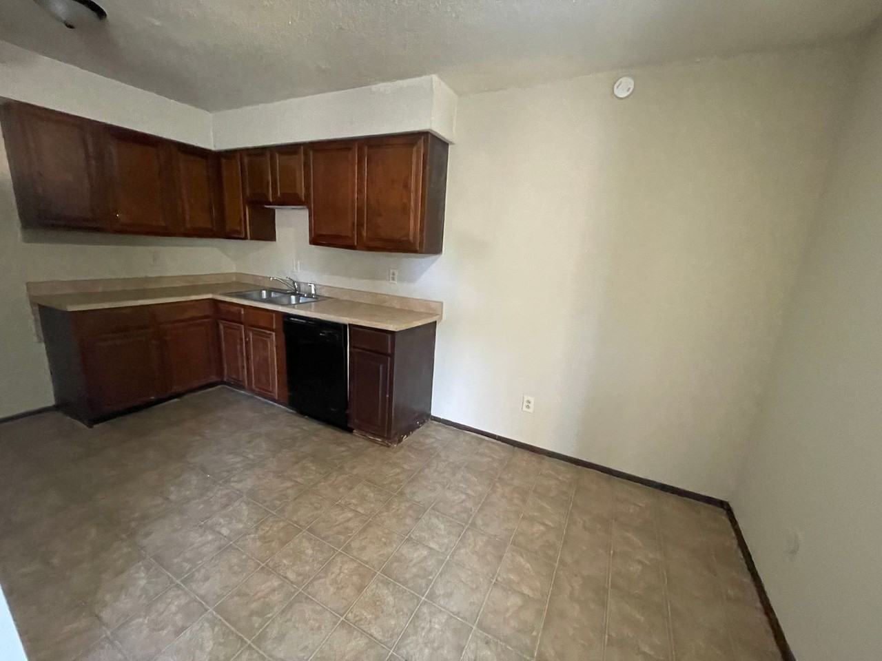 283 E Catherine Dr - Photo 4 of 8