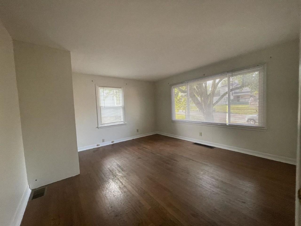207 E 19th St - Photo 6 of 36