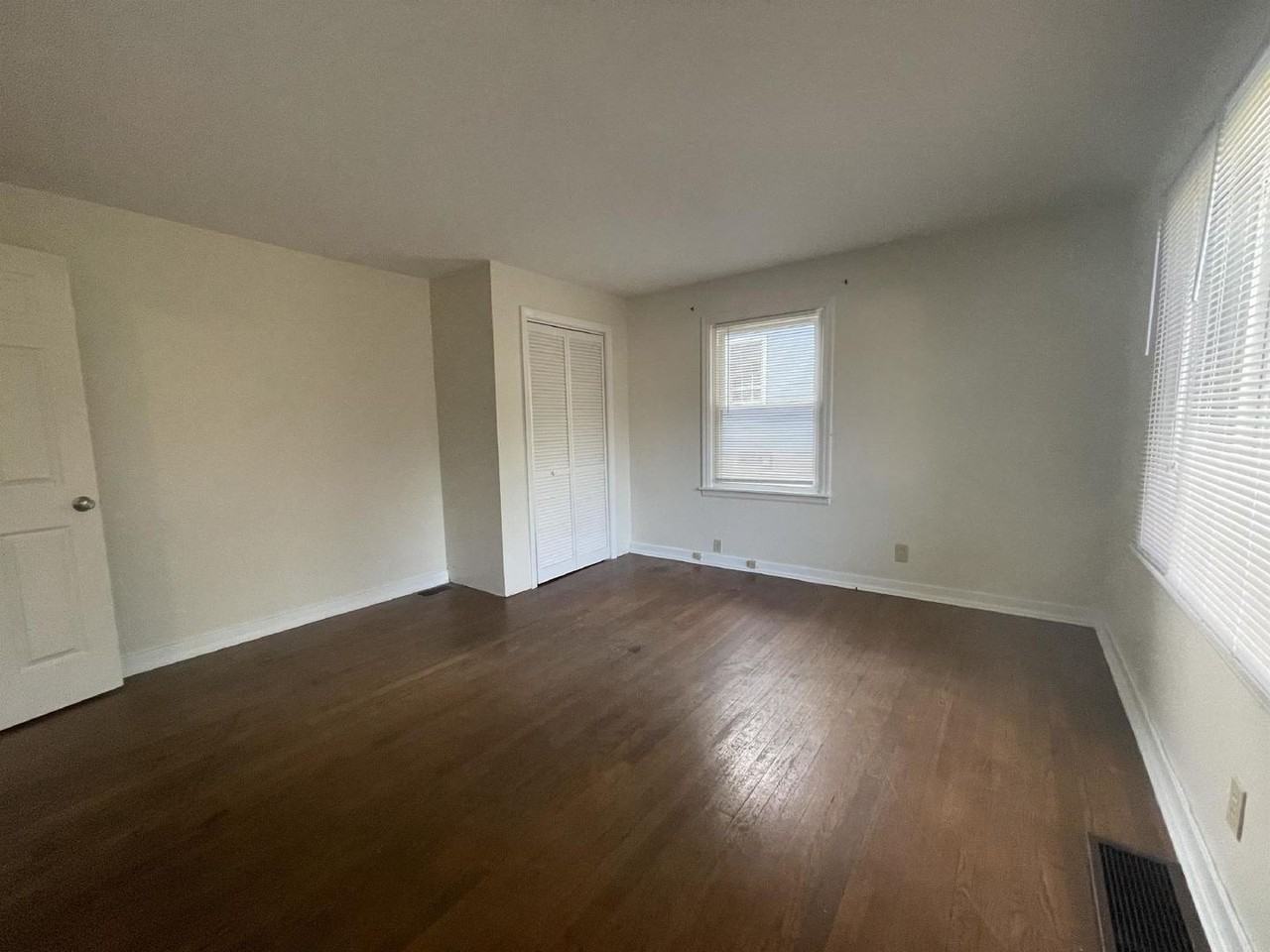 207 E 19th St - Photo 7 of 36