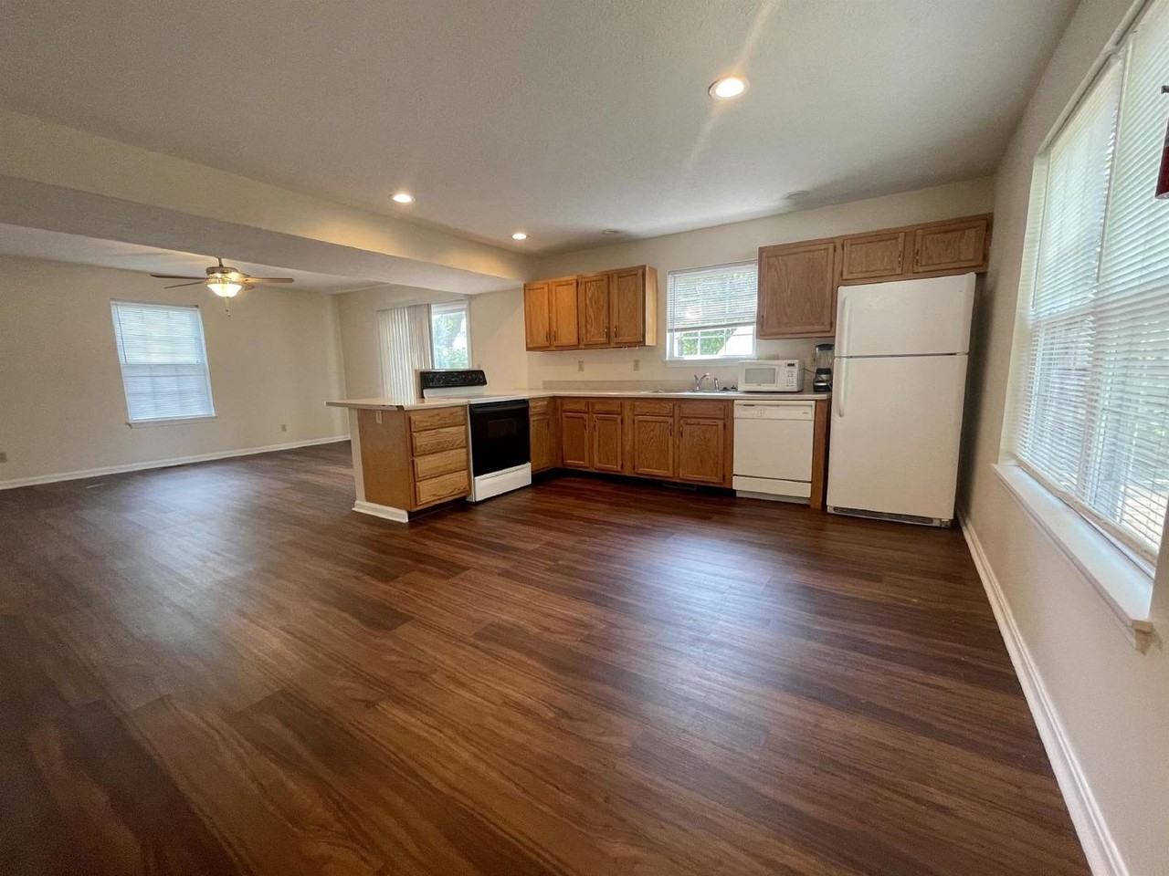 230 E 20th St - Photo 6 of 22