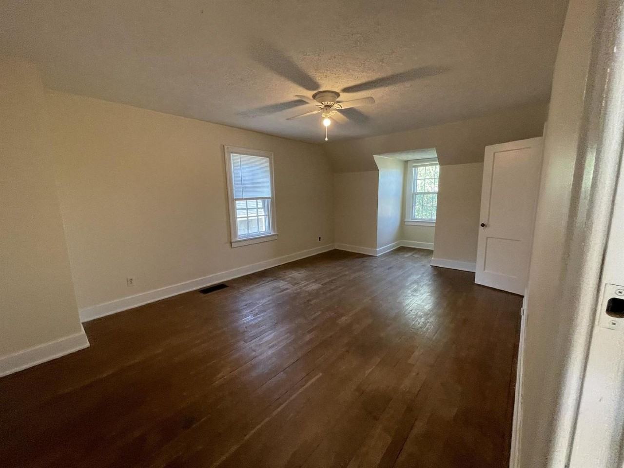 405 S Eagleson Ave - Photo 3 of 21