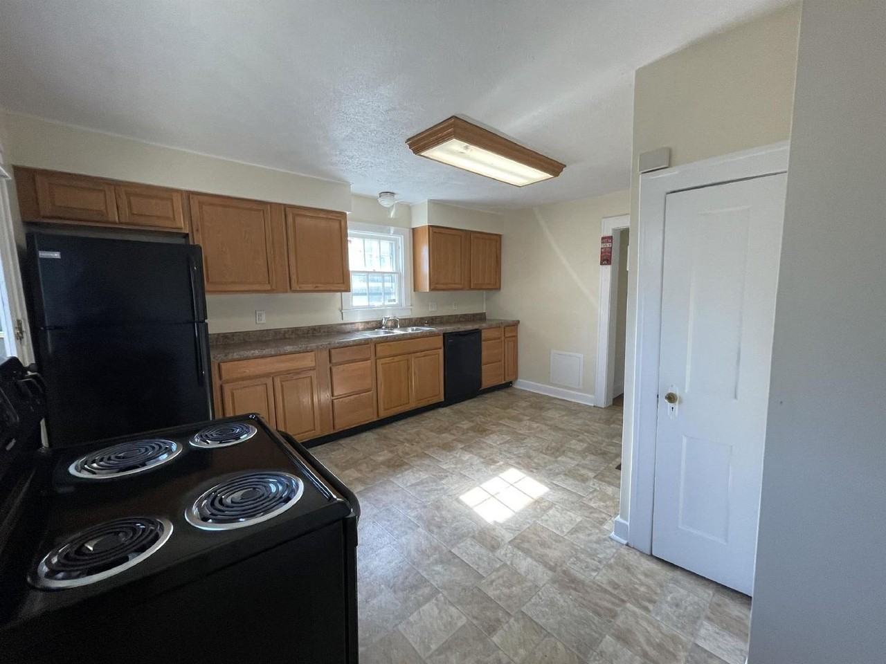 405 S Eagleson Ave - Photo 7 of 21