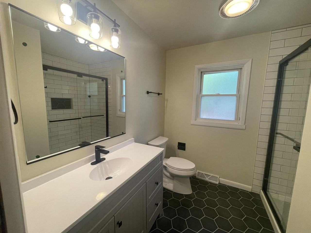 701 S Eastside Dr - Photo 2 of 30