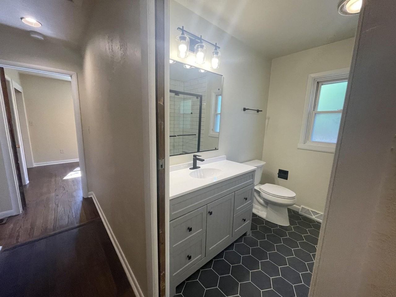 701 S Eastside Dr - Photo 3 of 30