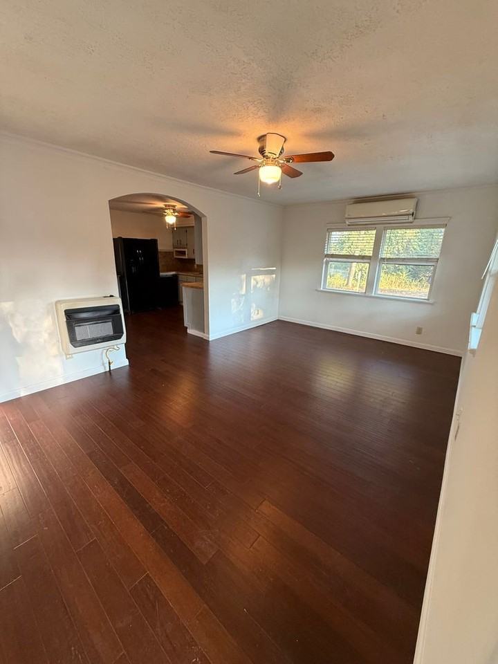 1123 Carter St - Photo 2 of 9