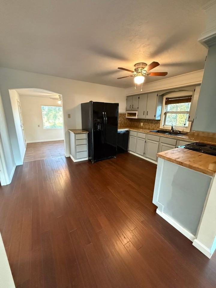 1123 Carter St - Photo 3 of 9