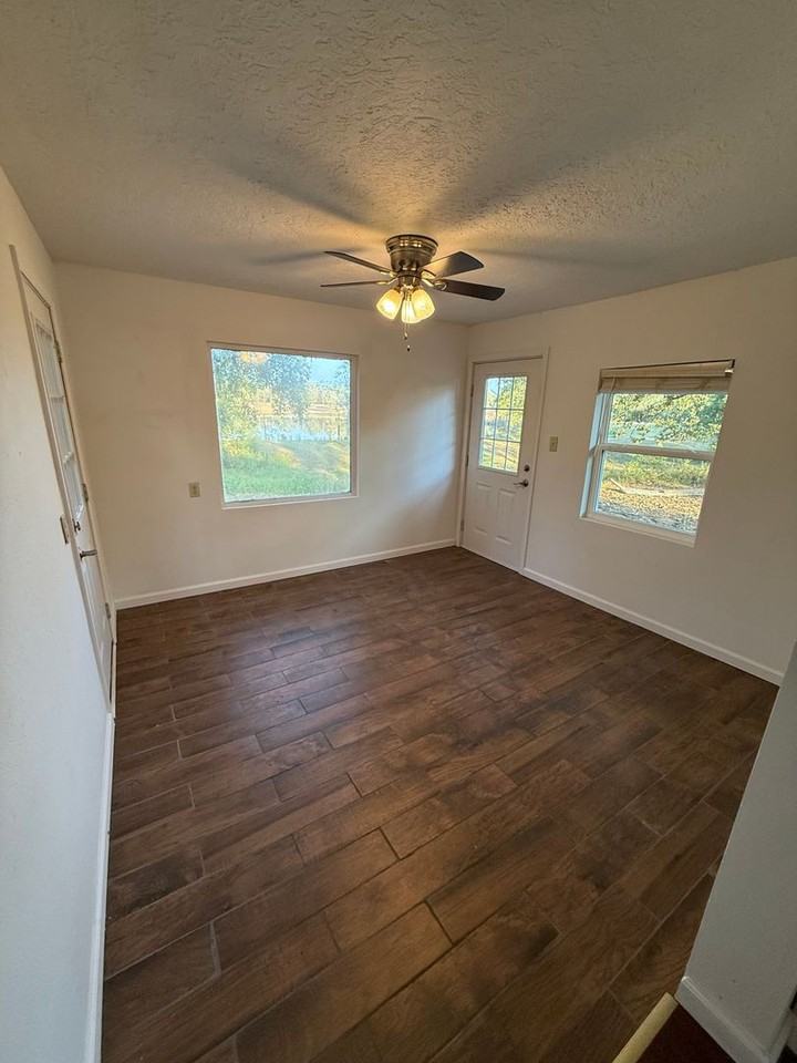 1123 Carter St - Photo 4 of 9