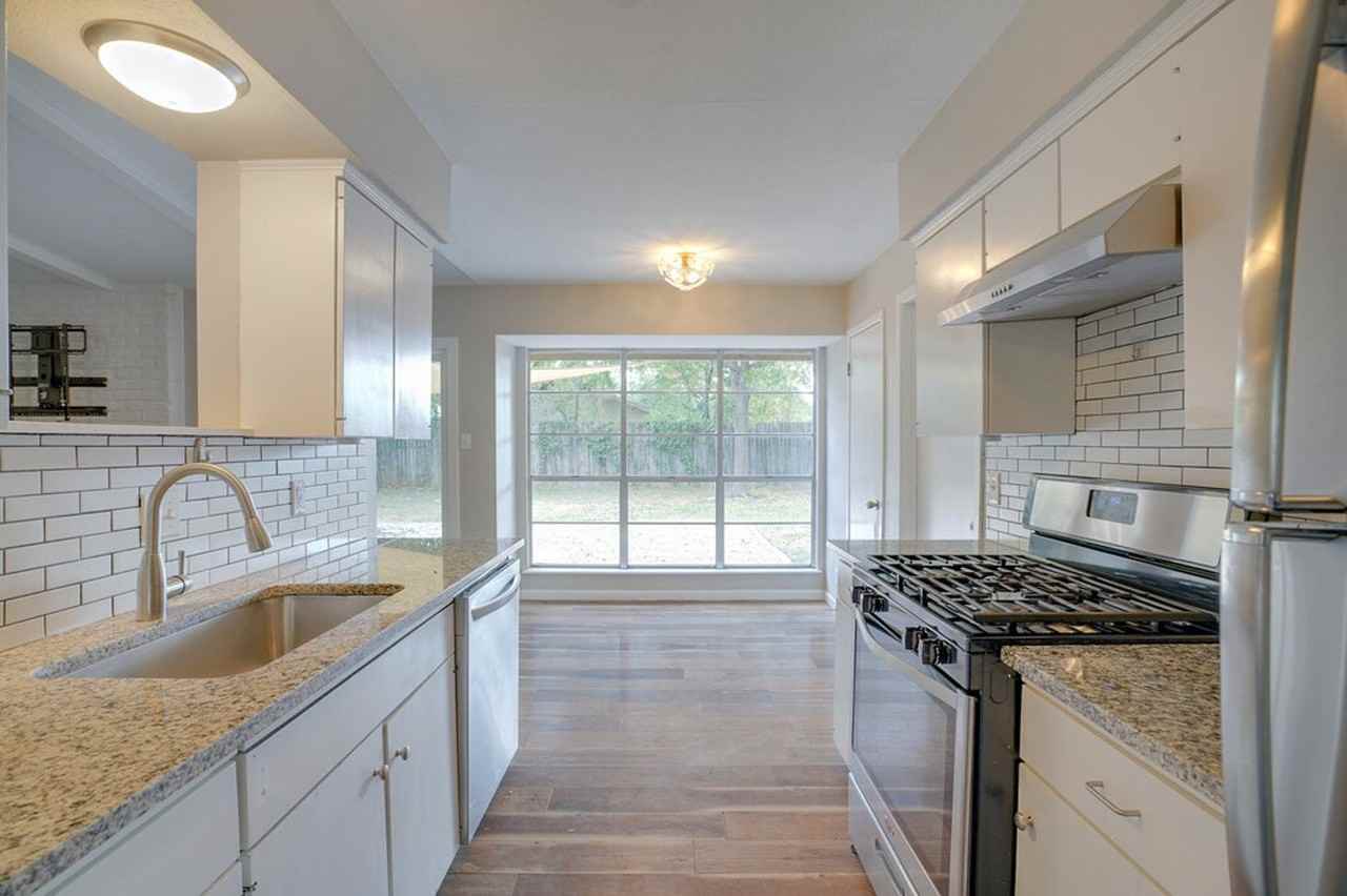 10110 Aspen St - Photo 3 of 20