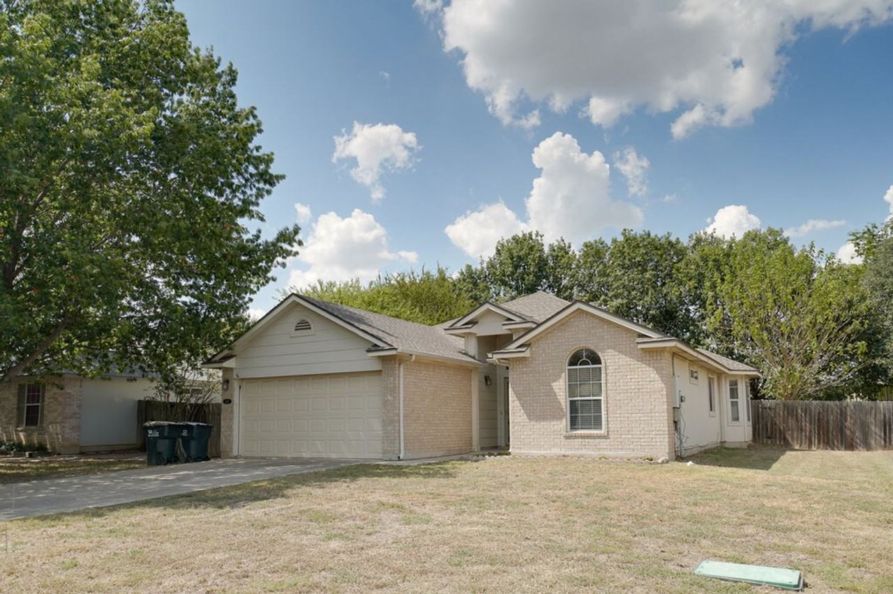 402 Hickory Tree Dr - Photo 2 of 20