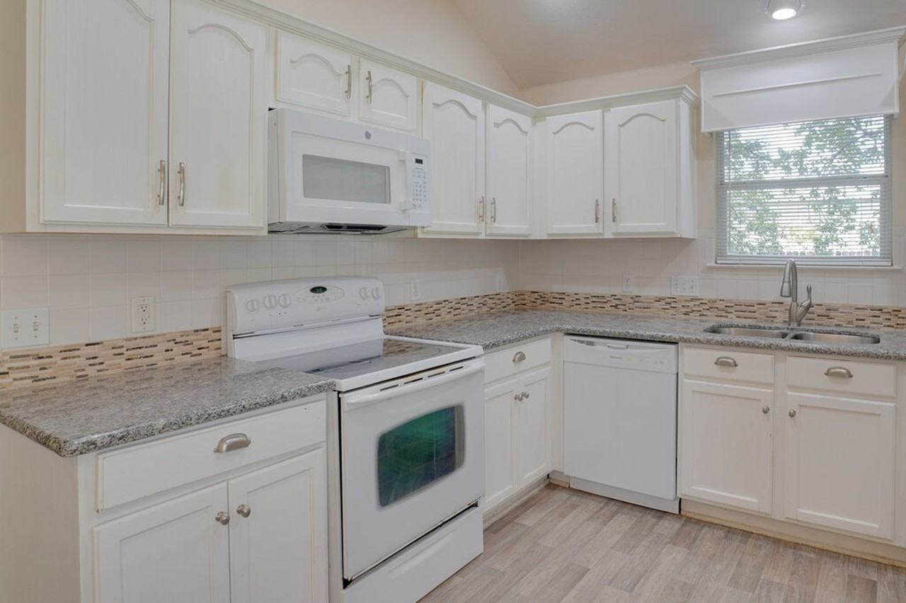 402 Hickory Tree Dr - Photo 4 of 20