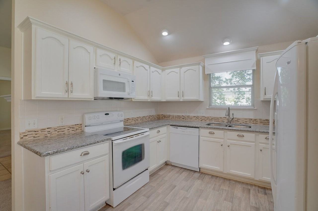 402 Hickory Tree Dr - Photo 5 of 20