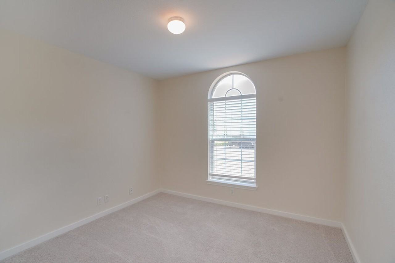 402 Hickory Tree Dr - Photo 6 of 20