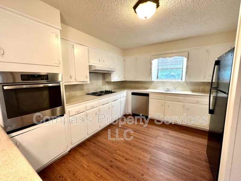 1400 Royal Oaks Dr - Photo 4 of 13