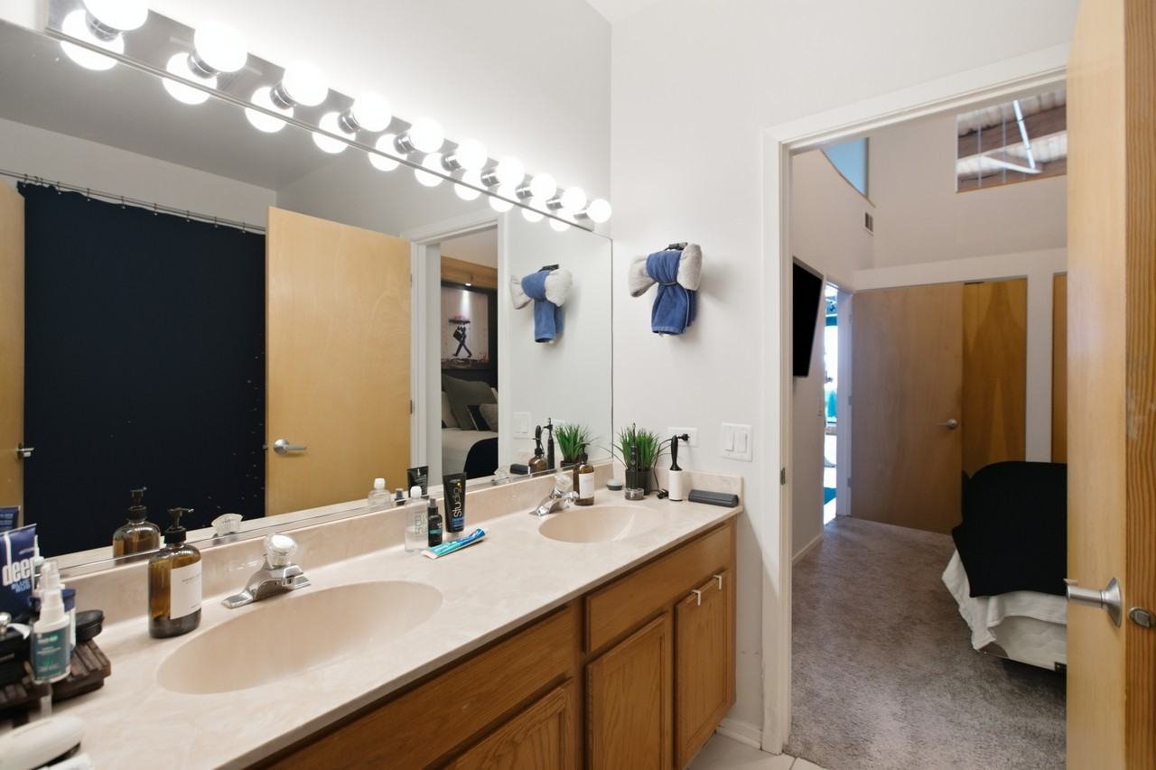 1935 N Fairfield Ave #407 - Photo 6 of 12