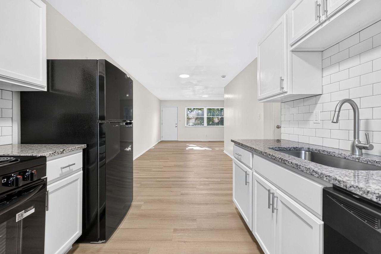 1811 Stetson Rd - Photo 2 of 24