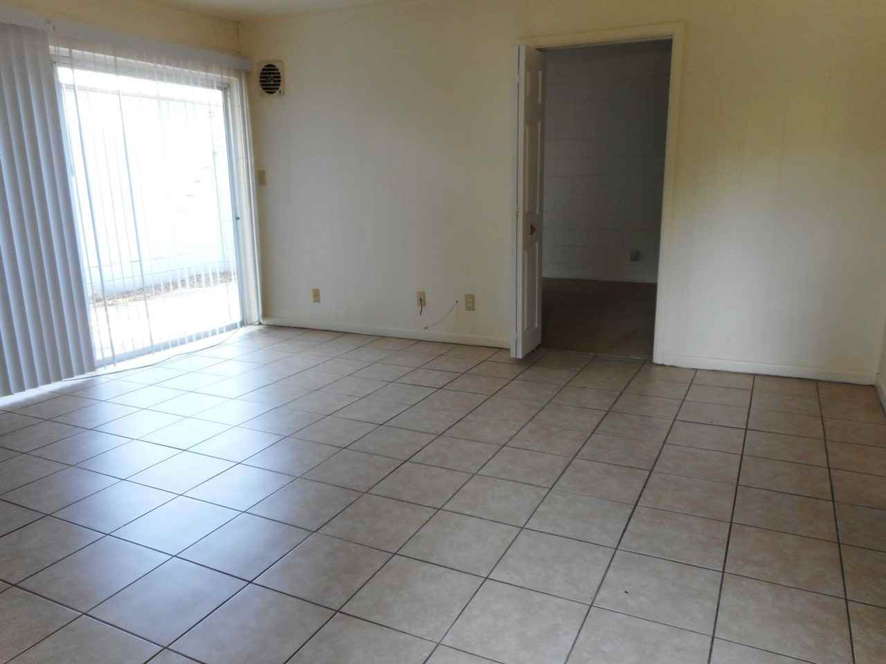 2037 Ne 2nd St - Photo 4 of 11