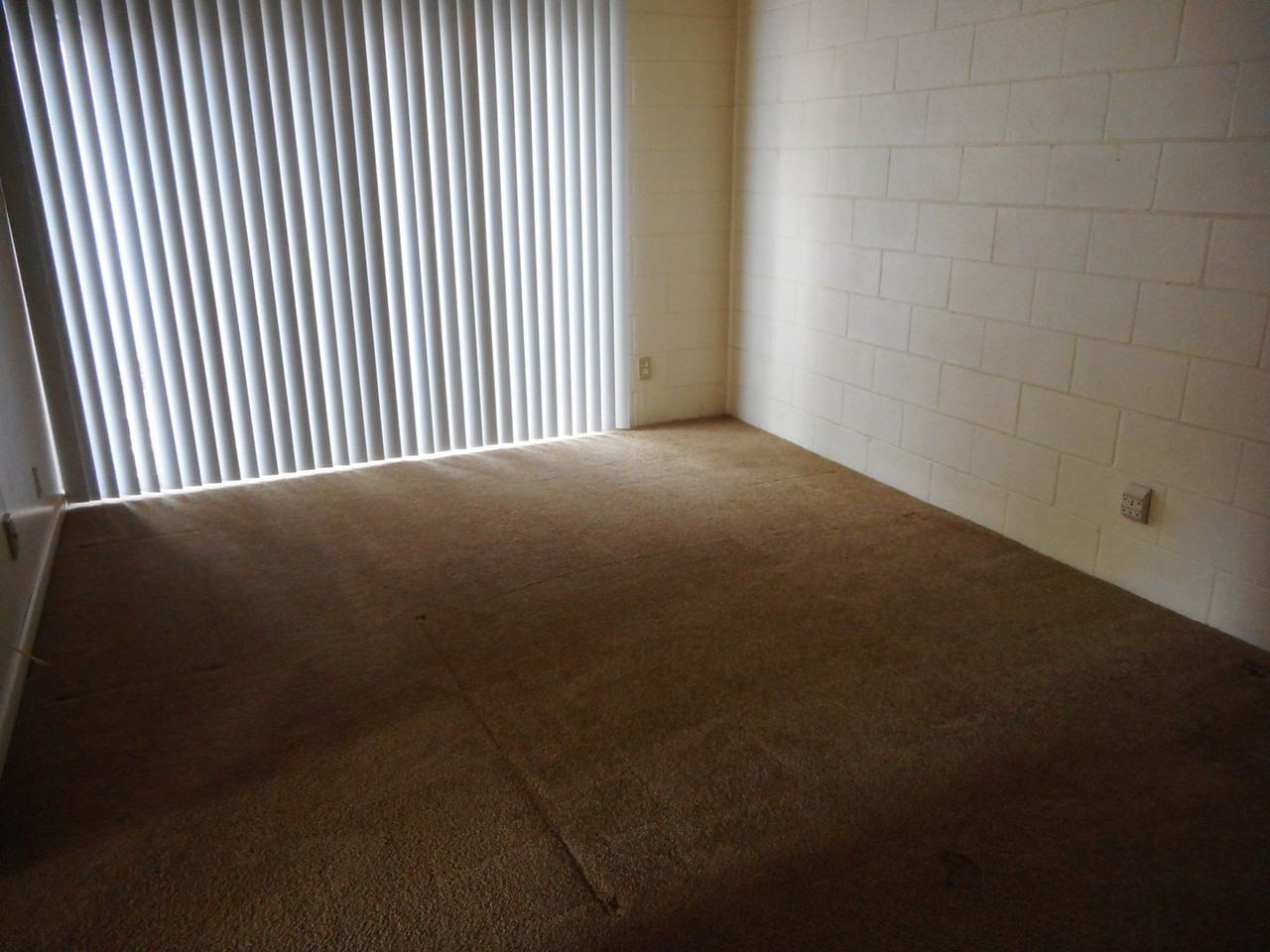 2037 Ne 2nd St - Photo 6 of 11