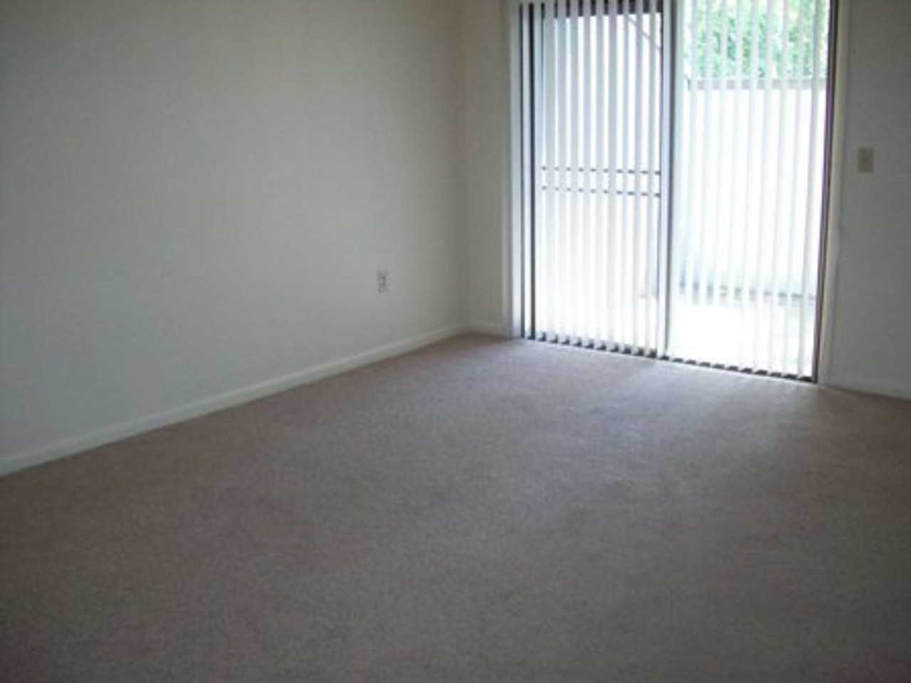 2909 Se 7th Ave - Photo 2 of 7