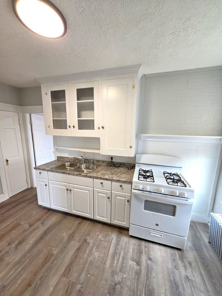 161 Montgomery St #8 - Photo 3 of 10