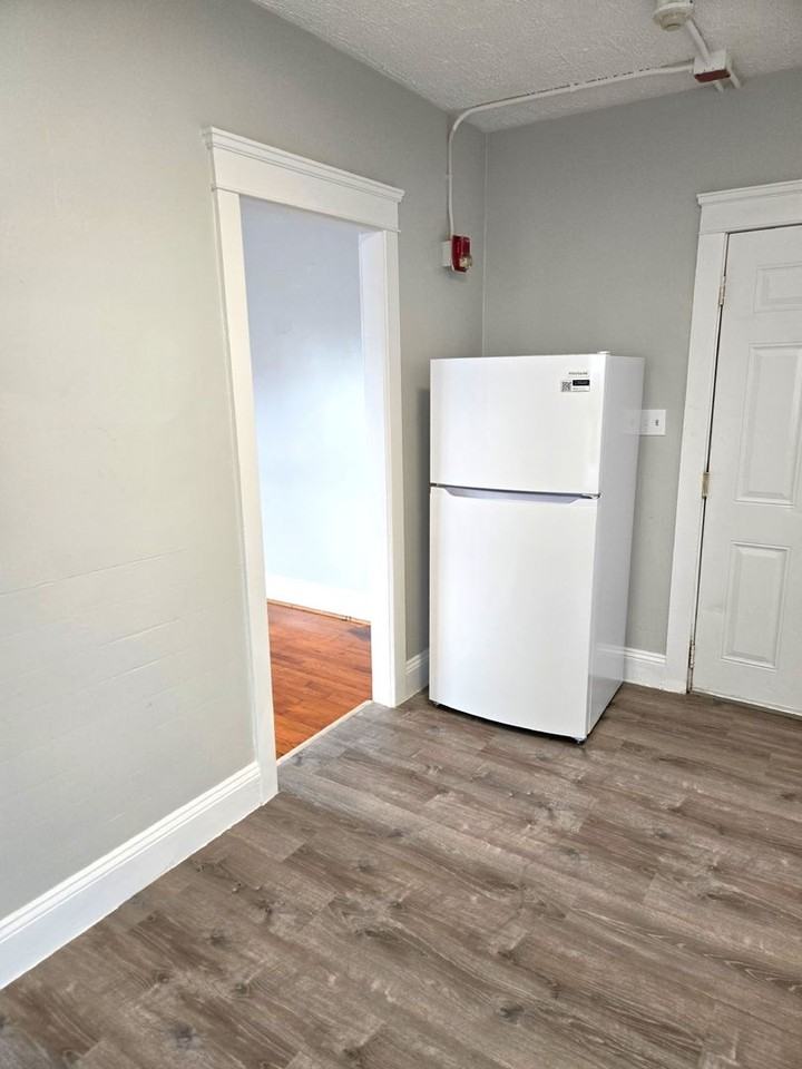 161 Montgomery St #8 - Photo 5 of 10