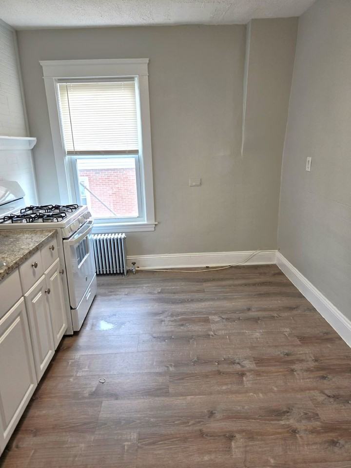 161 Montgomery St #8 - Photo 6 of 10