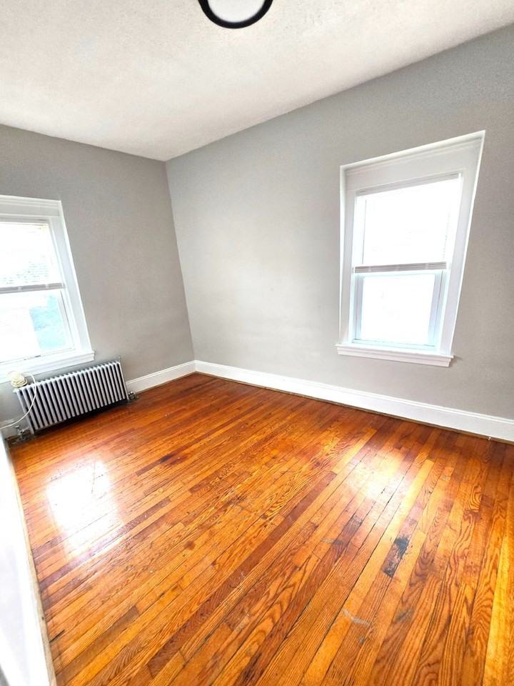 161 Montgomery St #8 - Photo 7 of 10