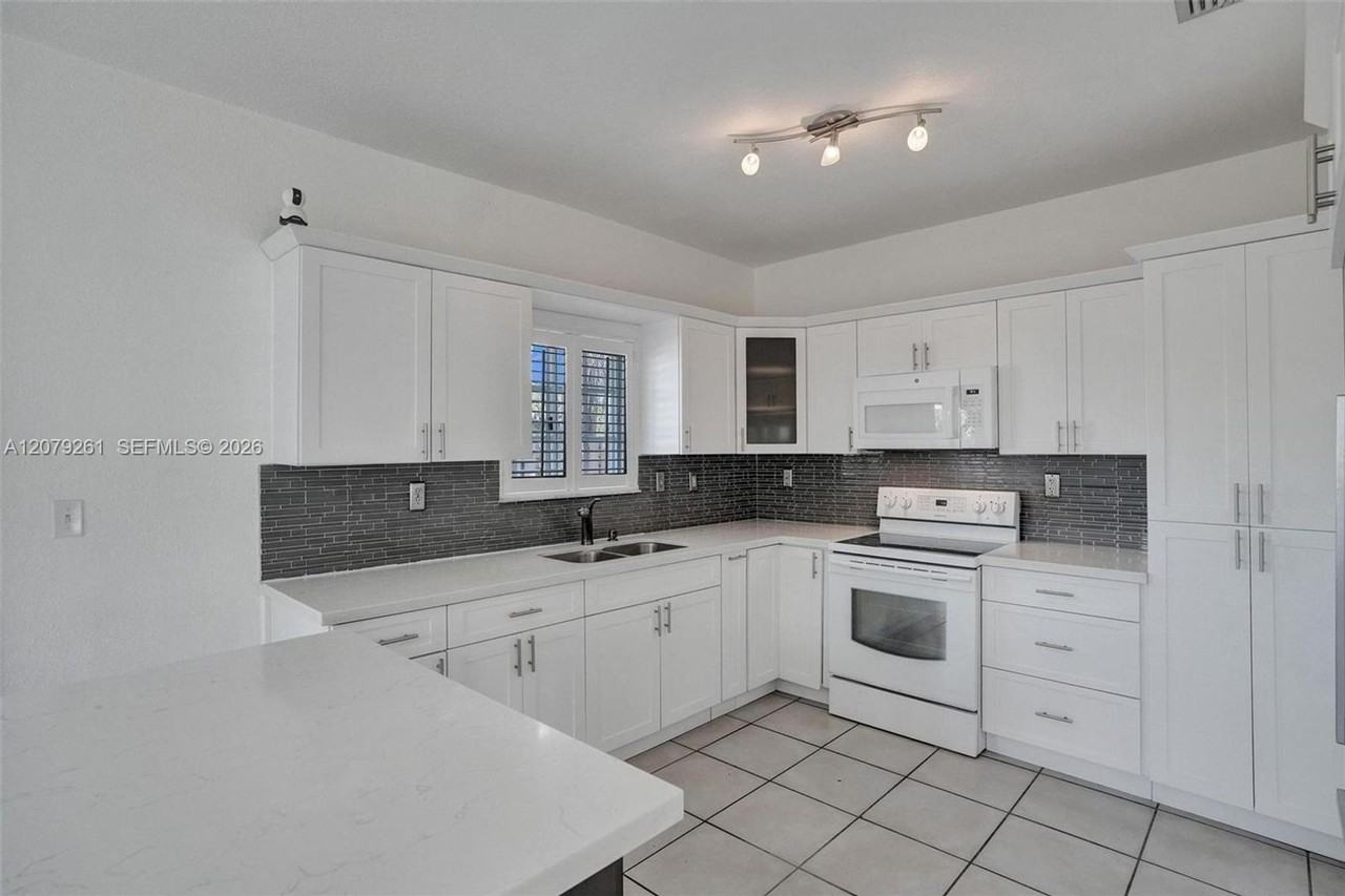 12232 Sw 148th Ter - Photo 3 of 24