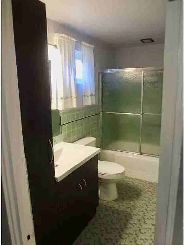 212 Republic St - Photo 7 of 10