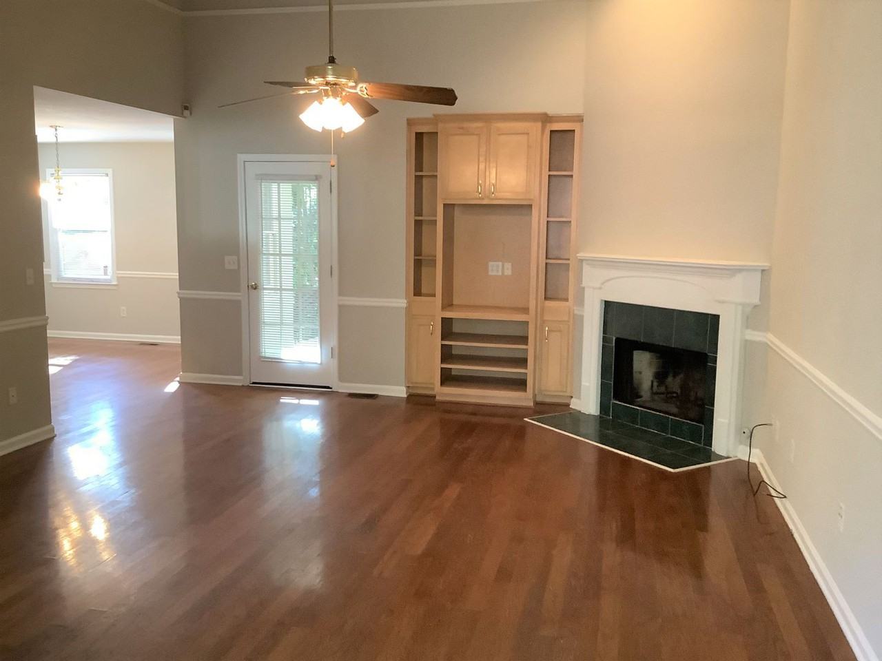 127 Meadow Creek Dr - Photo 3 of 24