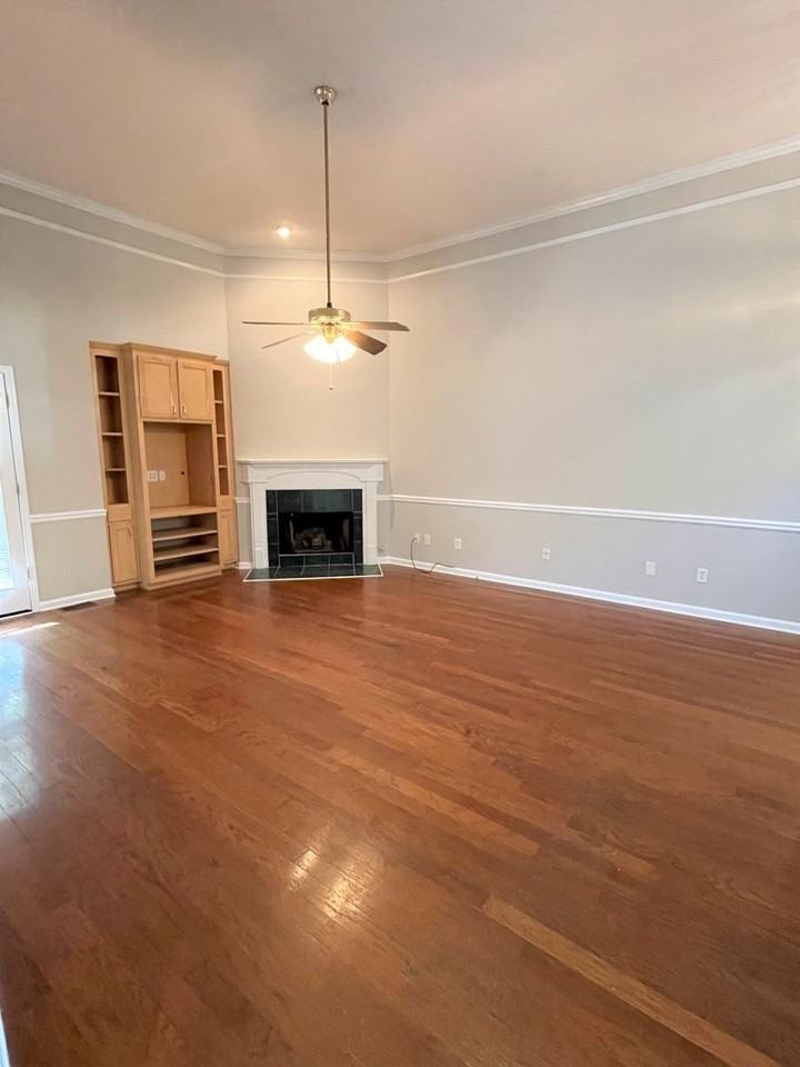 127 Meadow Creek Dr - Photo 4 of 24