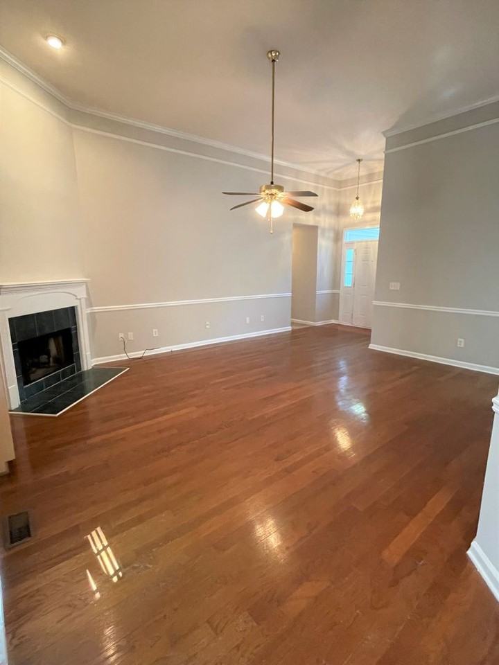 127 Meadow Creek Dr - Photo 5 of 24