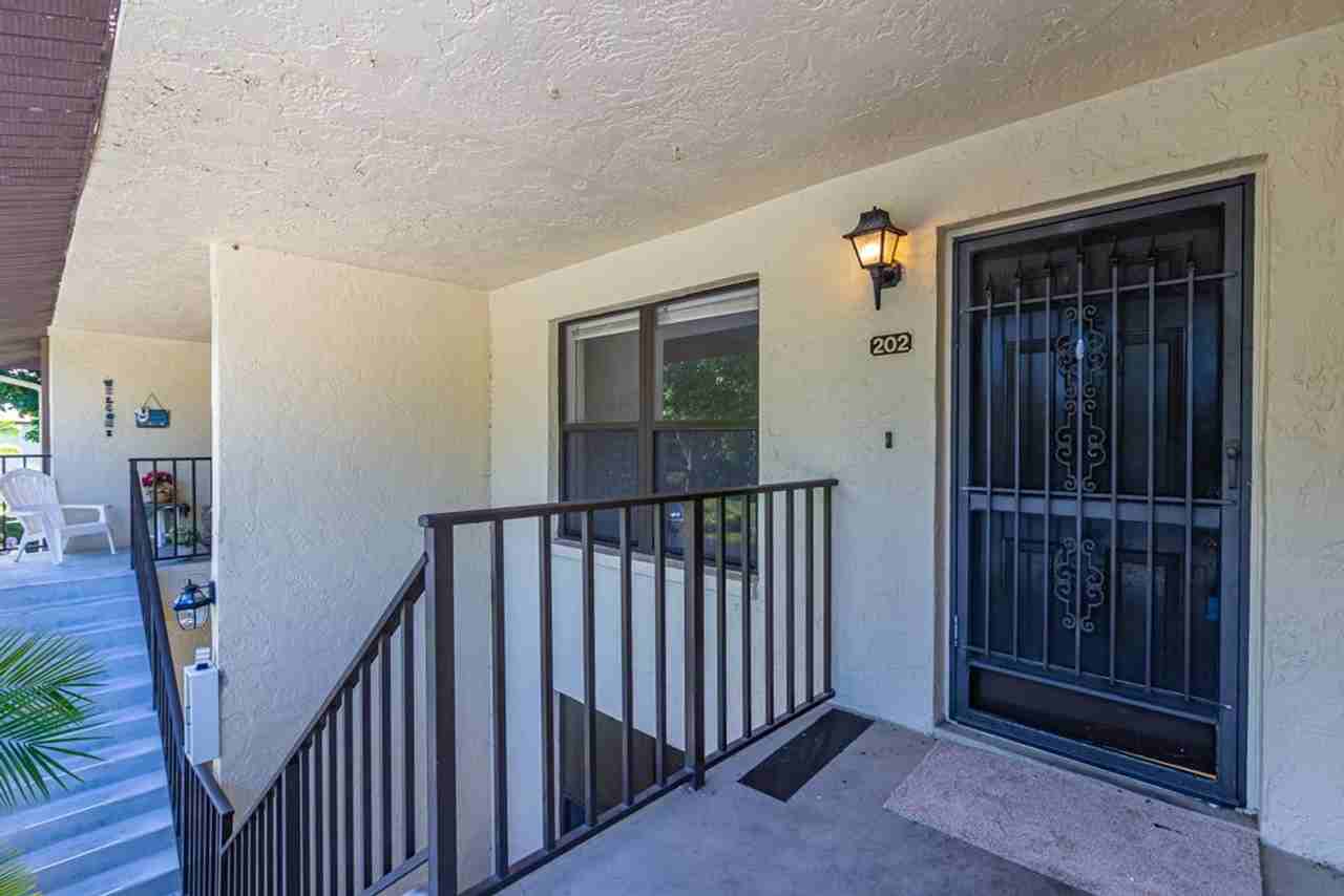 4241 Chantelle Dr #202 - Photo 5 of 33