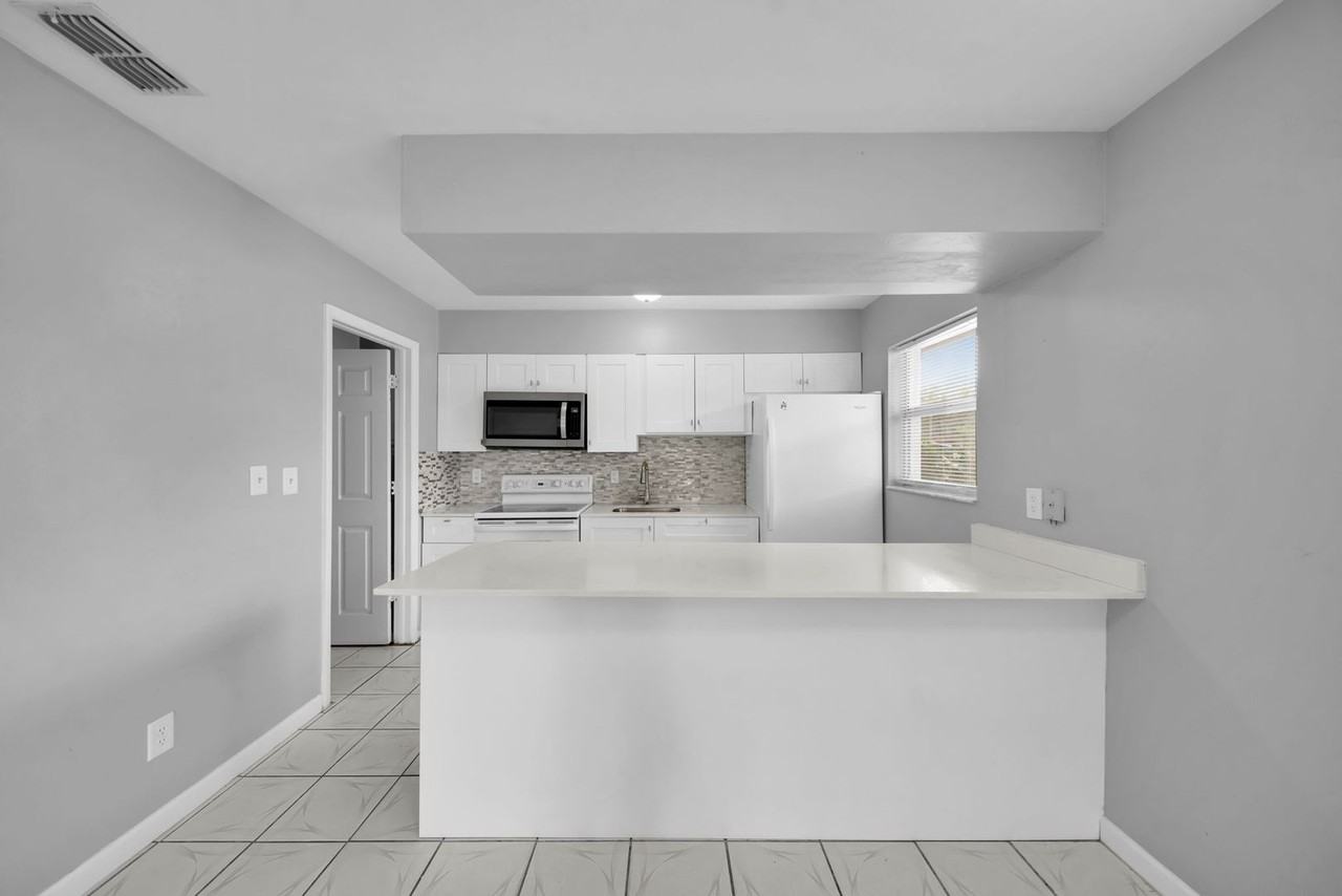 15 Se 24th Ave #D - Photo 2 of 13