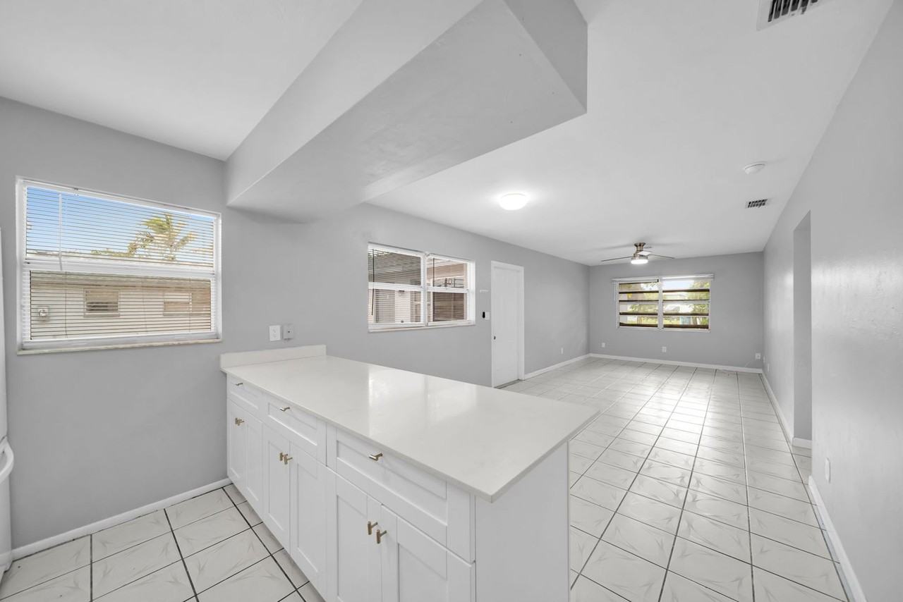 15 Se 24th Ave #D - Photo 5 of 13