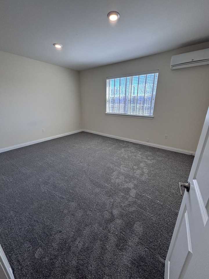 Hawk's View Luxury Apartments - Photo 3 of 18