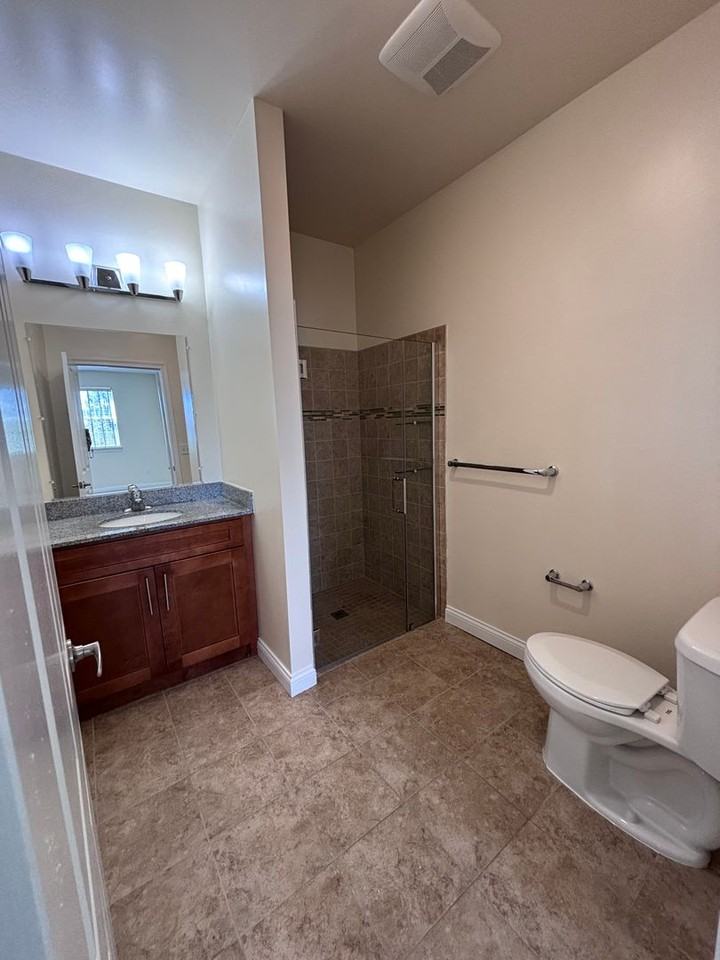 Hawk's View Luxury Apartments - Photo 7 of 18