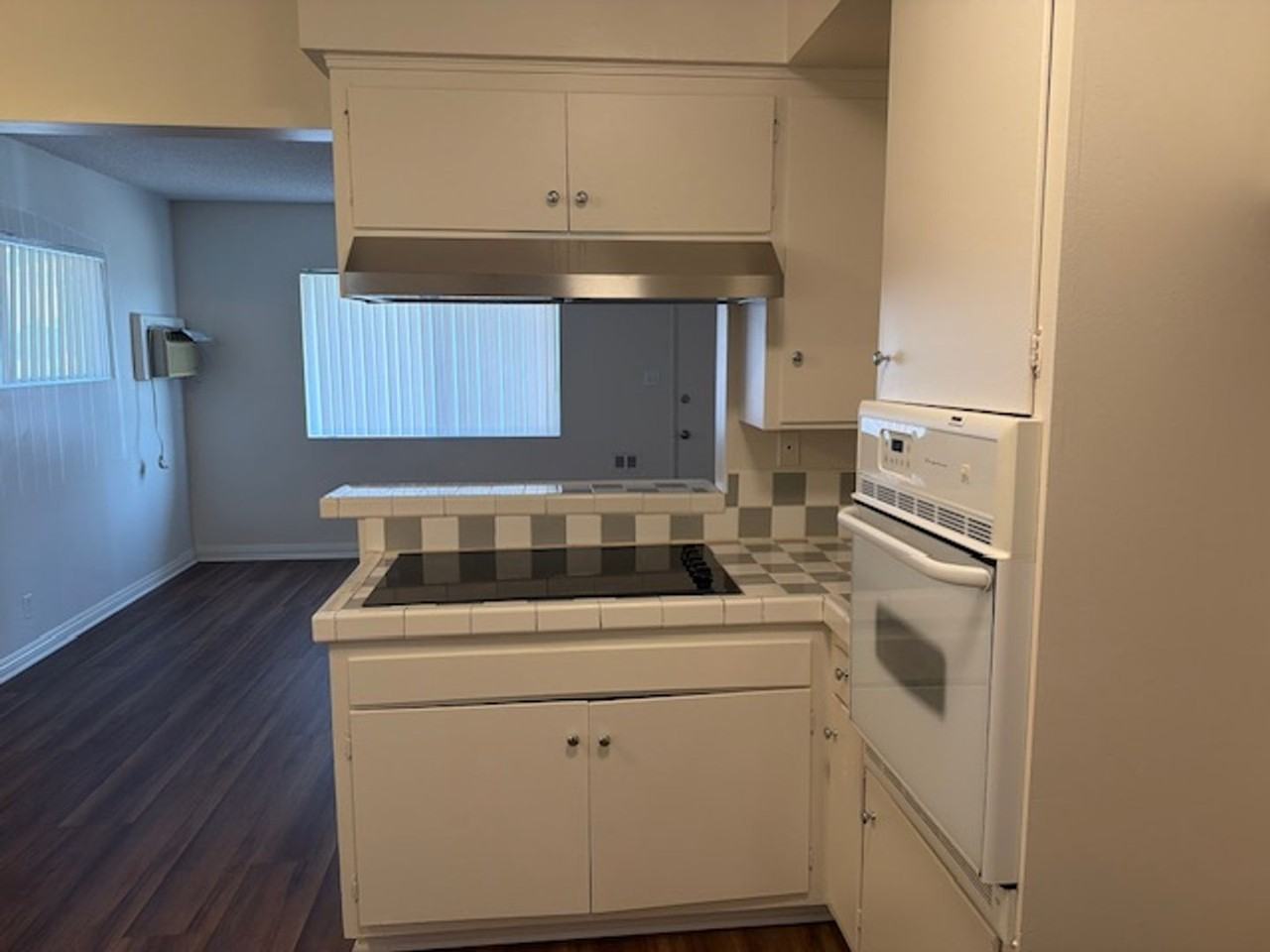 251 E 49th St #B - Photo 4 of 14