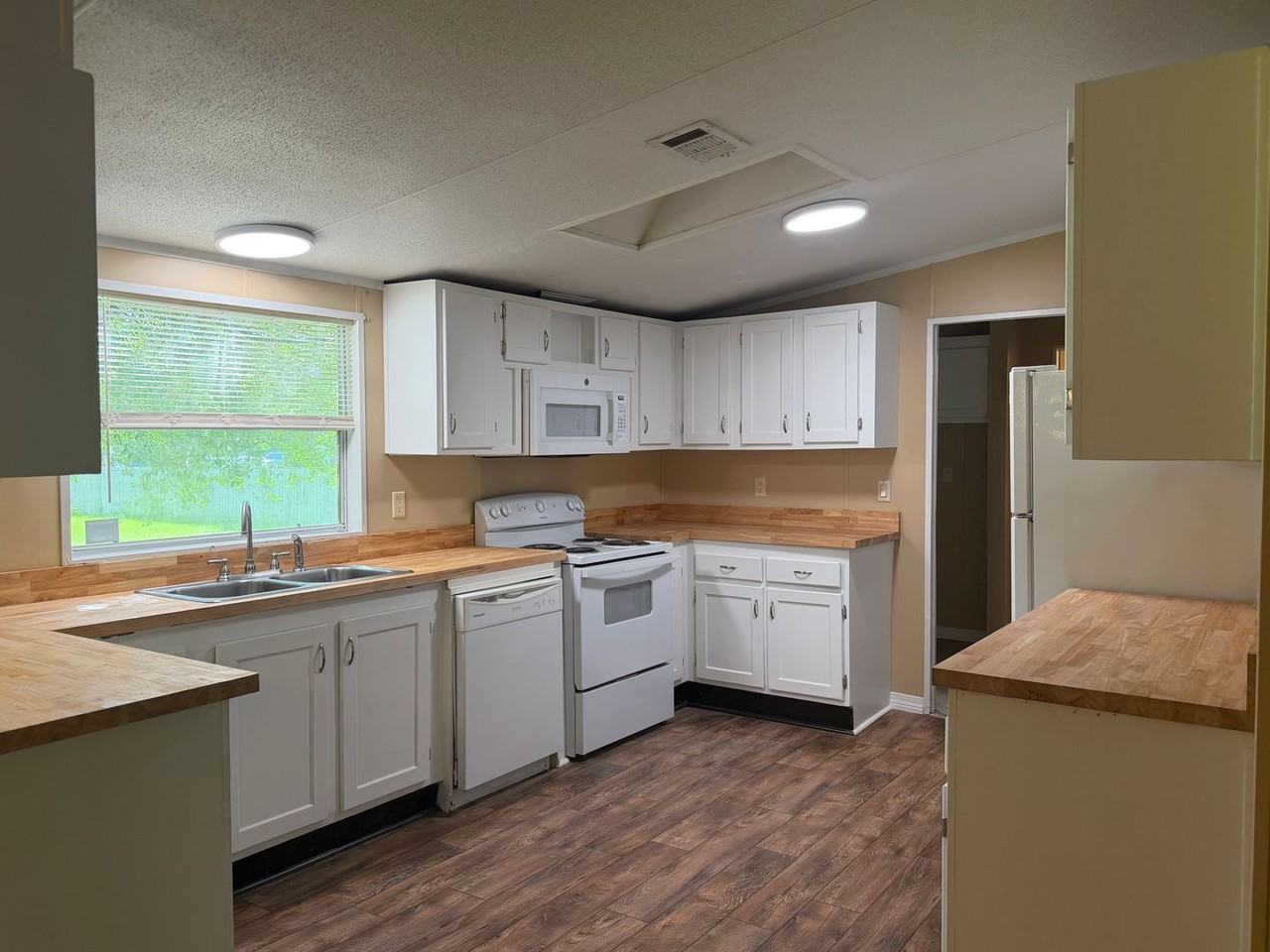 6147 Robin Rd - Photo 3 of 14