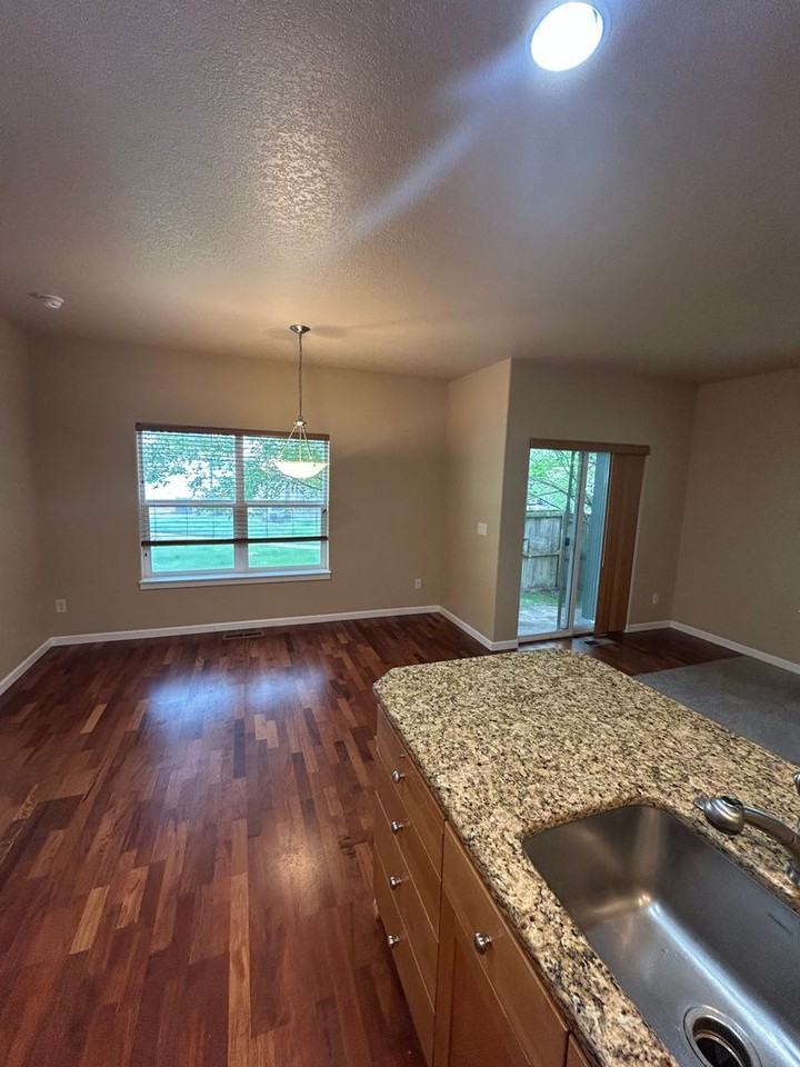 2000 Nw Yohn Ranch Dr - Photo 5 of 15