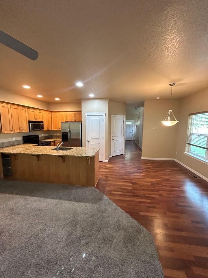 2000 Nw Yohn Ranch Dr - Photo 7 of 15