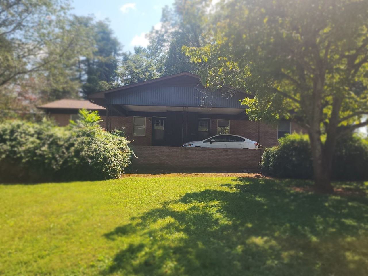 623 Alexander St - Photo 2 of 11